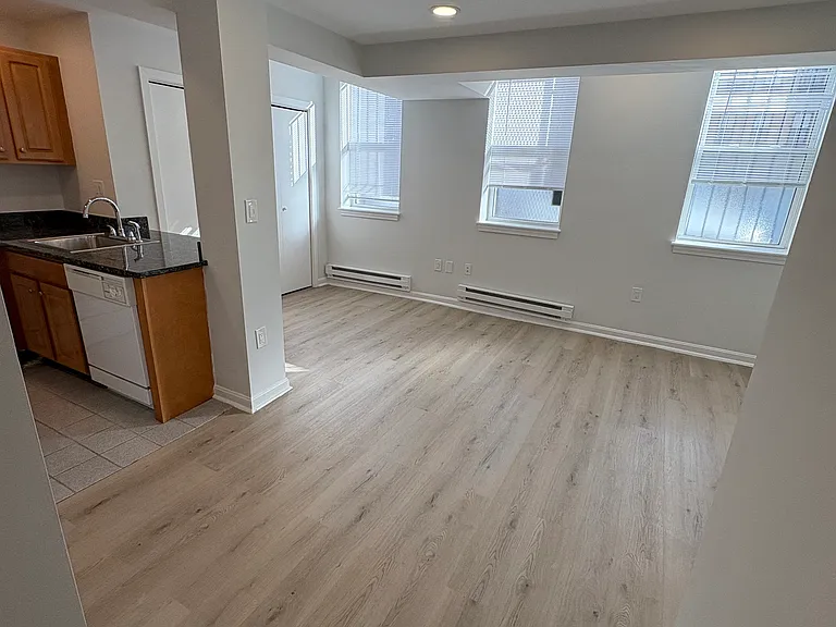 28 Queensberry St #4 — Photo 3