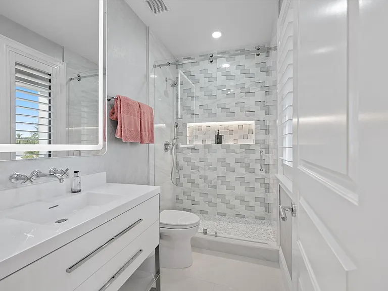 7474 NE Bay Cove Ct — Photo 98
