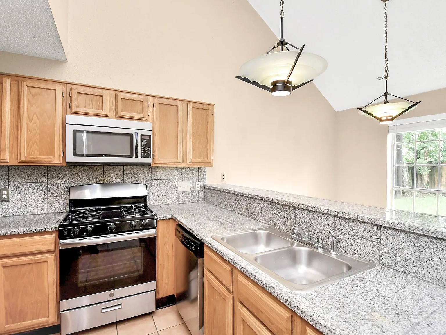 3 bed, 2.0 bath, 1552 sqft, $1,900 — Photo 4