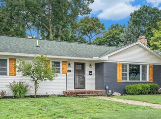 625 Forest Dr, Fenton, MI 48430