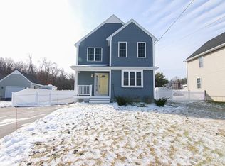 5 Taft Dr, Bellingham, MA 02019