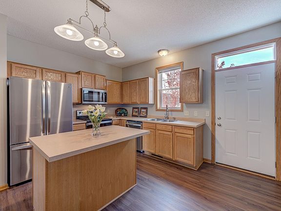 3rd image of 27 Heritage Blvd