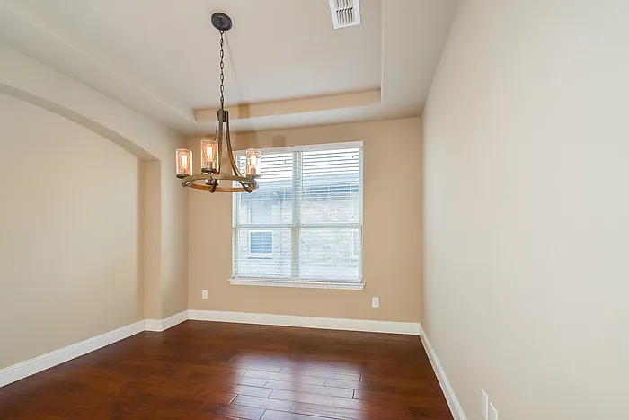604 Kinghaven Dr — Photo 4