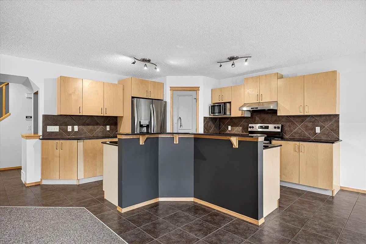 177 Royal Birch Terr Nw — Photo 4