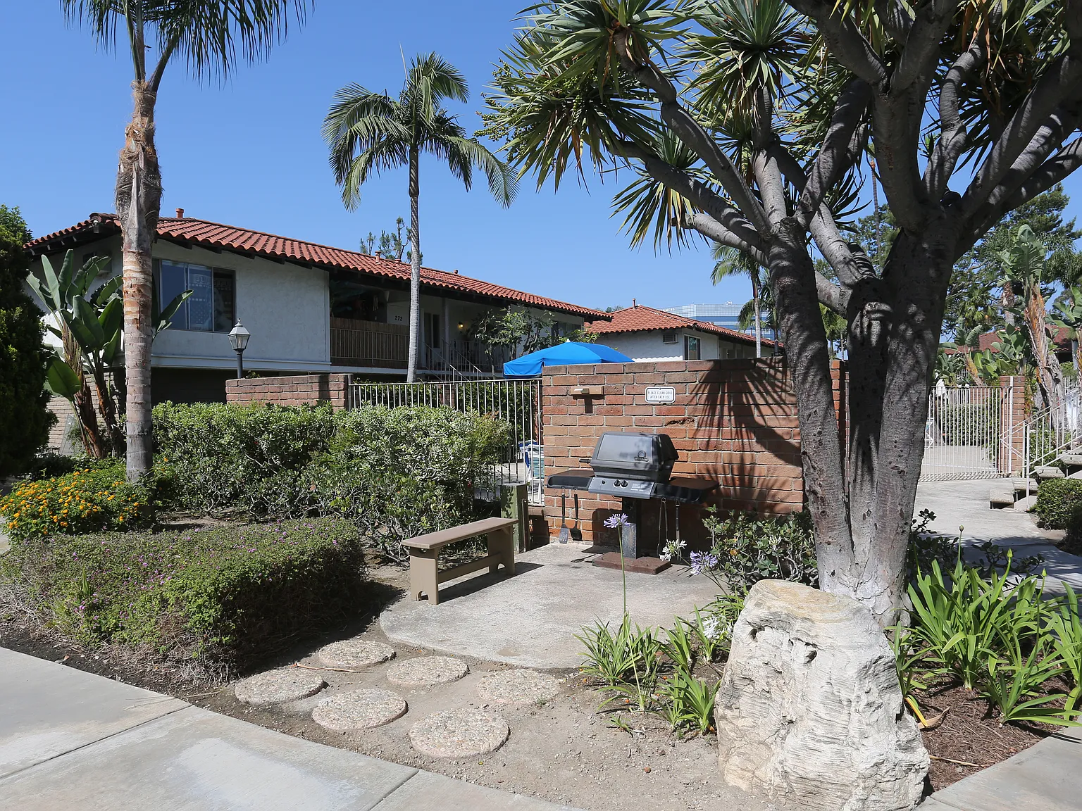 Casa Flores Apartments — Photo 2