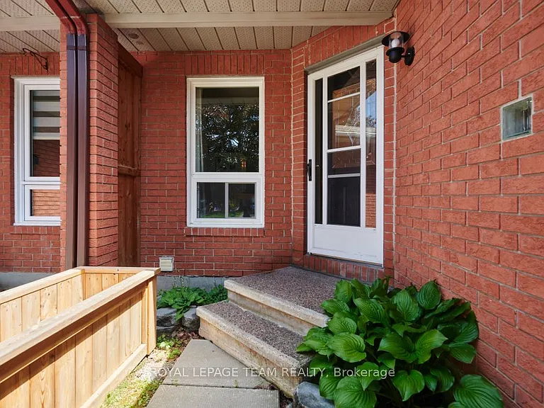 1443 Caravel Cres — Photo 2