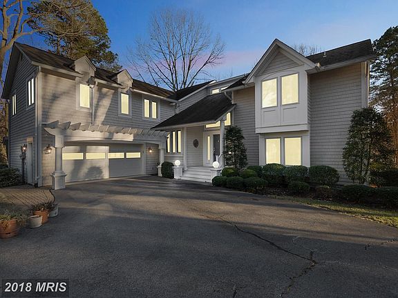 Front boasts large driveway with plenty of parking