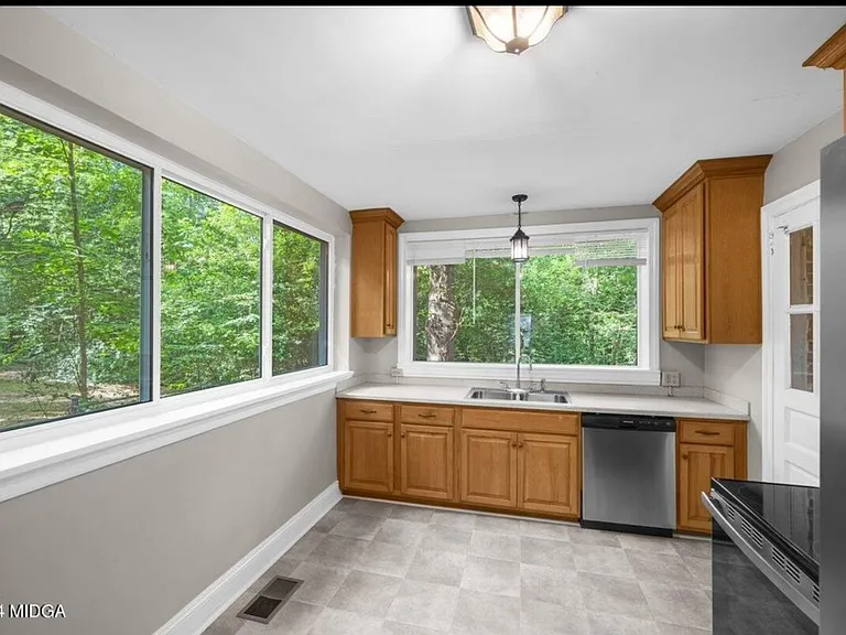 2420 Kingsley Dr — Photo 2
