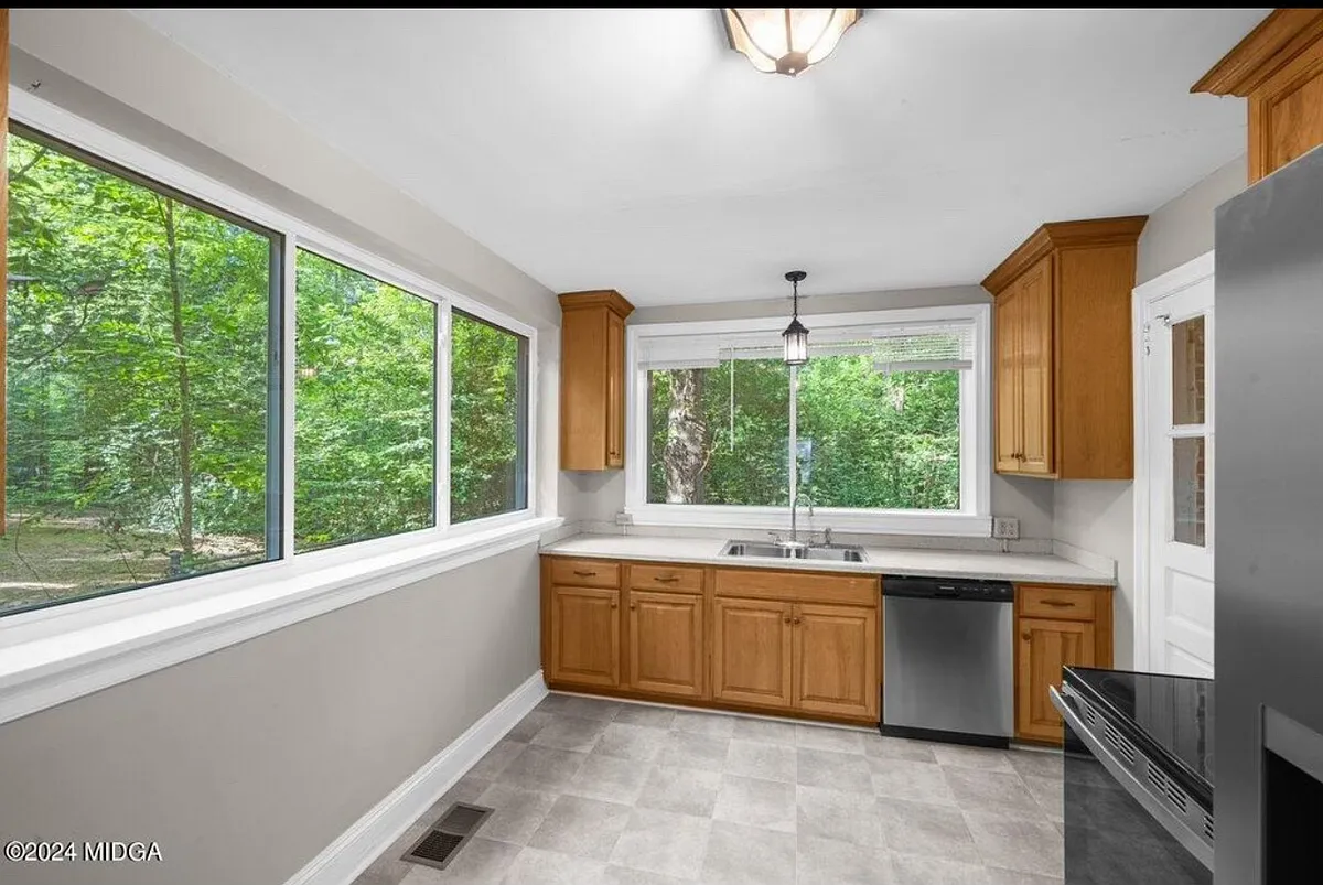 Building Photo - 2420 Kingsley Dr