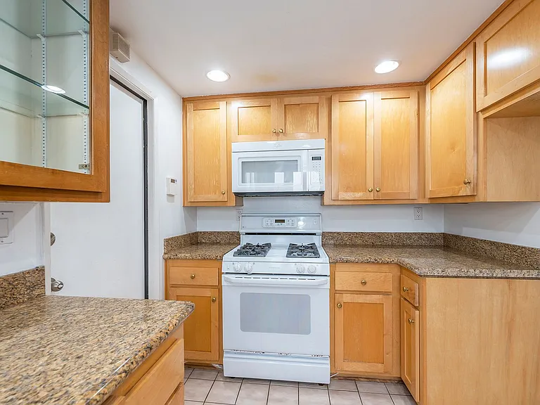 2410 Voorhees Ave #5 — Photo 9