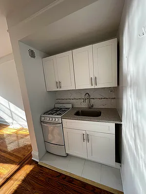 Rented by Salon Realty Corp | media 11