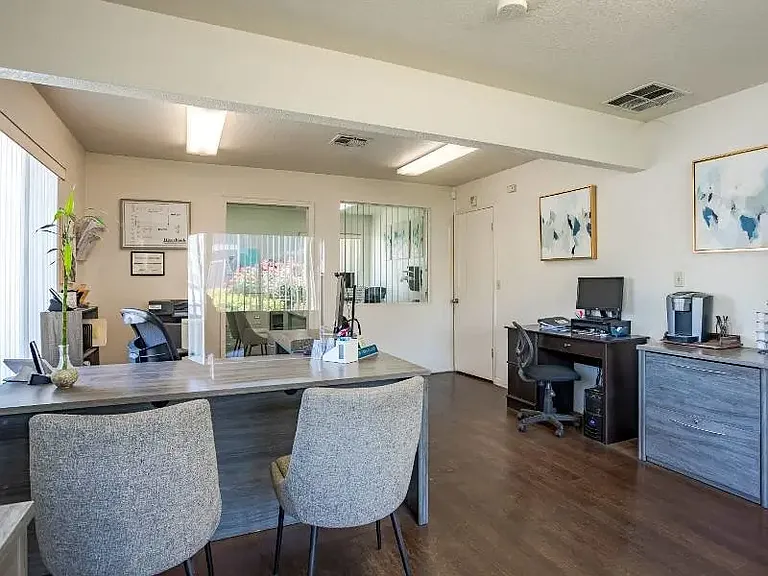 Riverbank Apartments — Photo 15