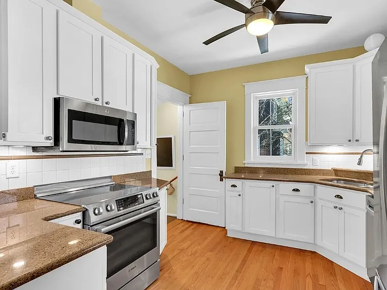 702 W Indiana Ave — Photo 2