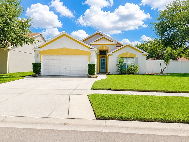 4201 Pine Isle Dr — Photo 1