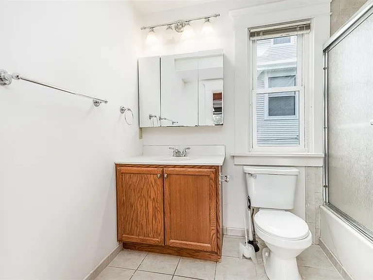 910 University Ave — Photo 25