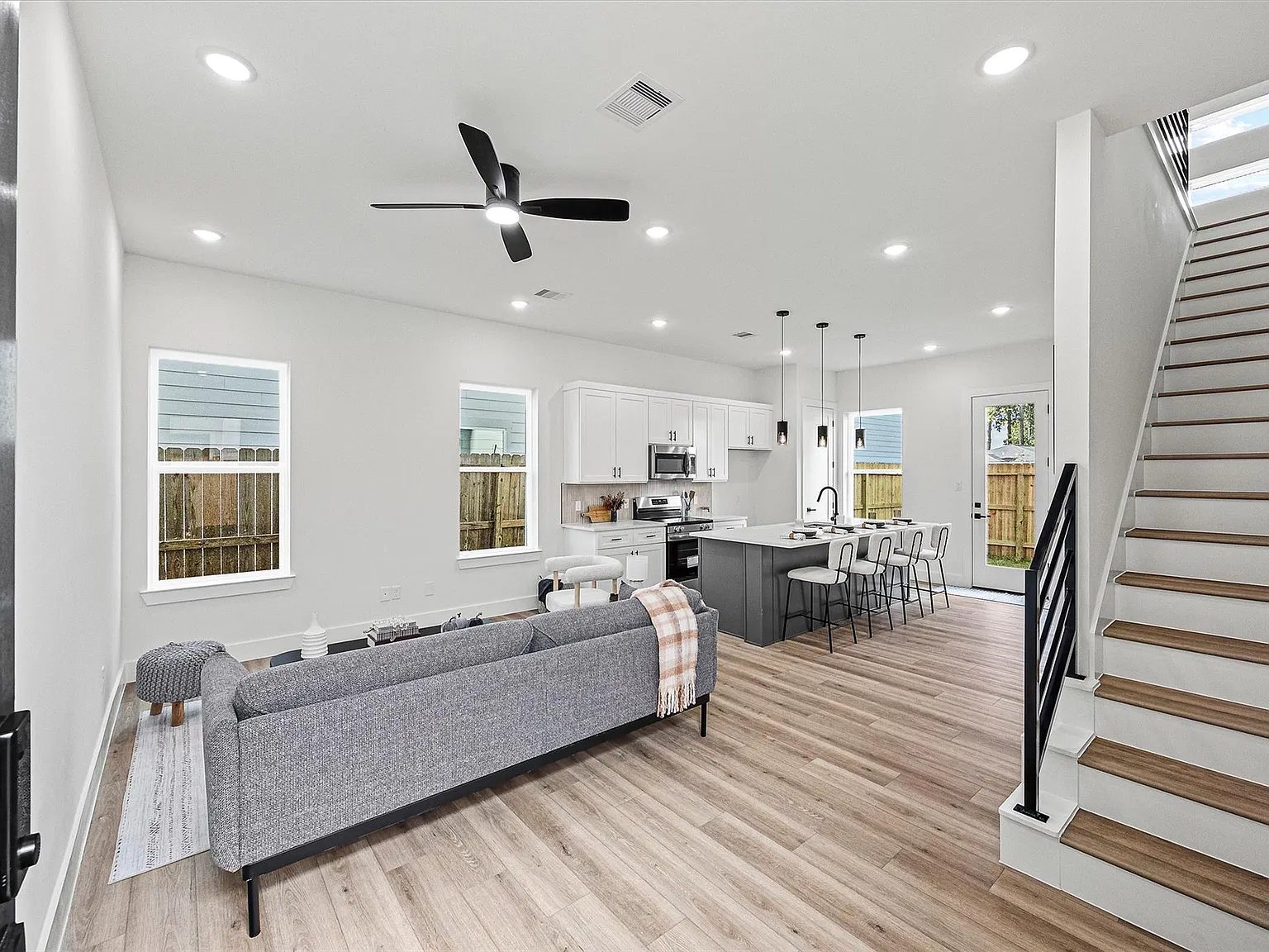 2 bed, 2.5 bath, 1091 sqft, $2,000 — Photo 4