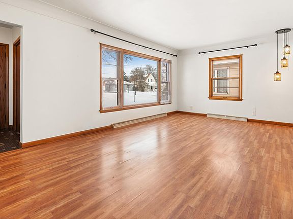 3rd image of 136 24th Ave N
