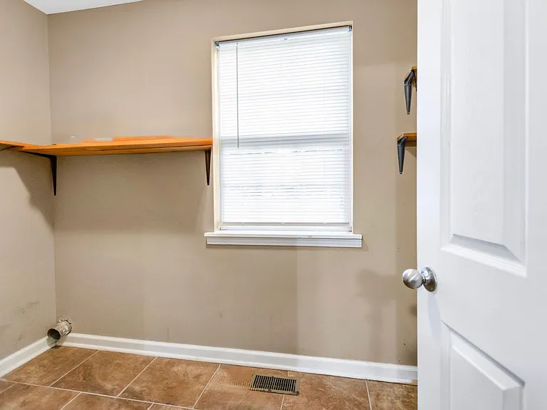 374 Treeland Dr — Photo 7