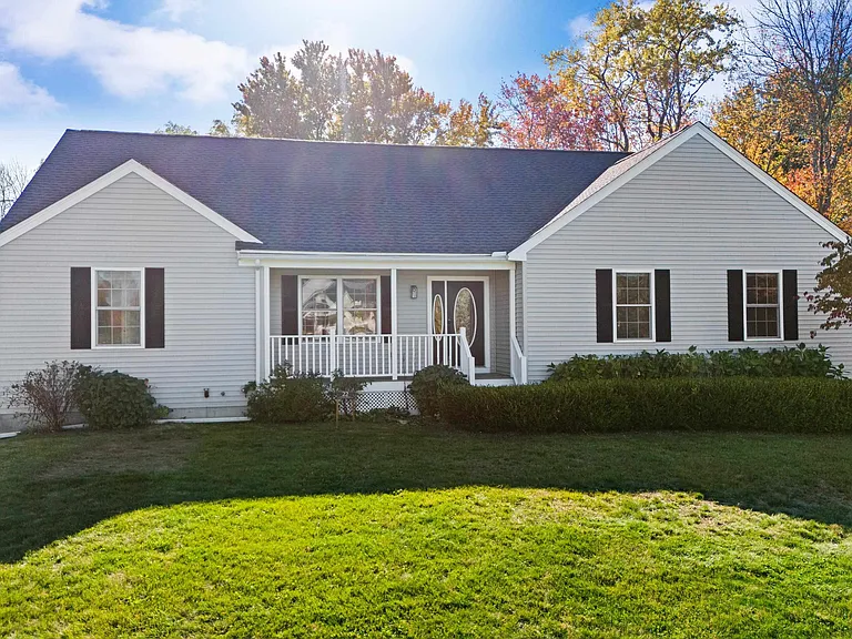 22 Maple Rd — Photo 1