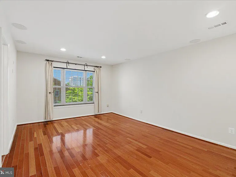 1433 McLean Mews Ct — Photo 24