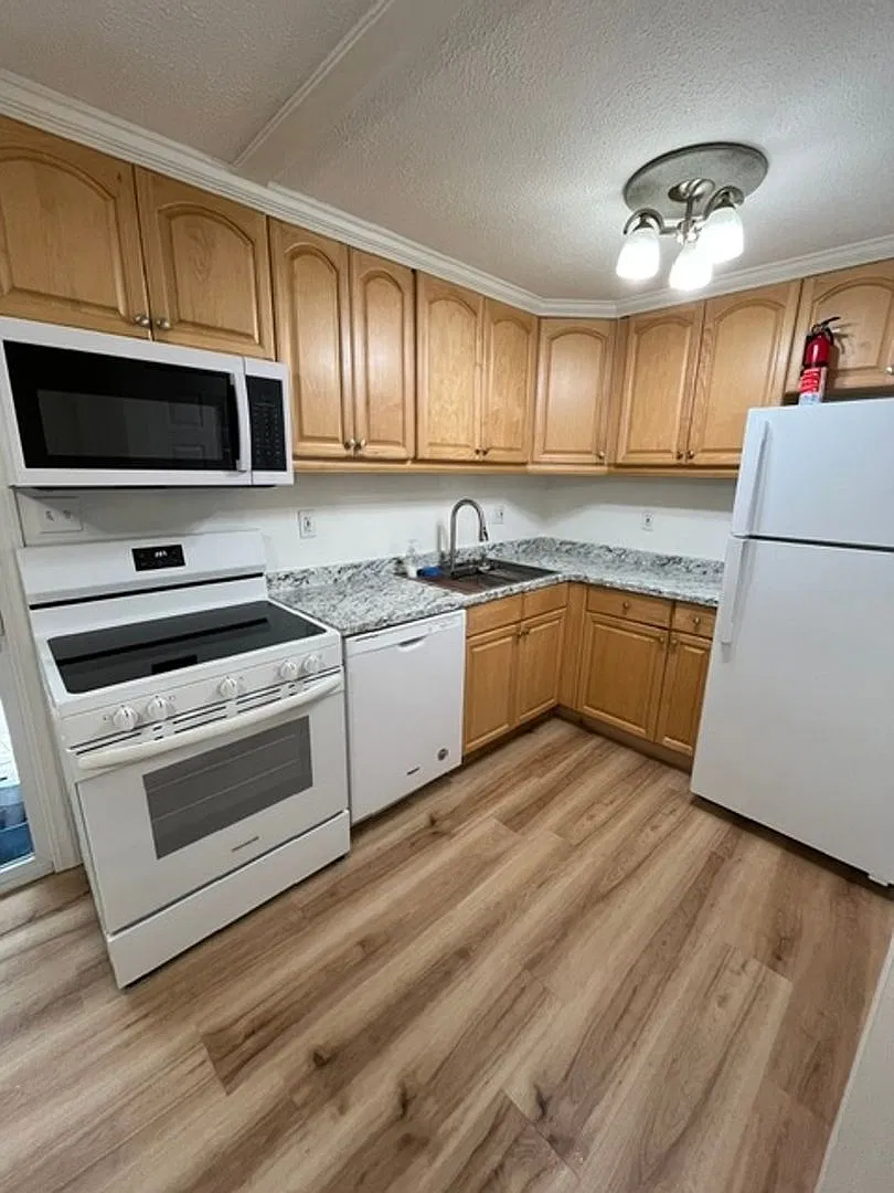 Charming 2BR Townhome in Dracut — Photo 2