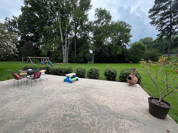 2nd image of 937 Sunset Dr