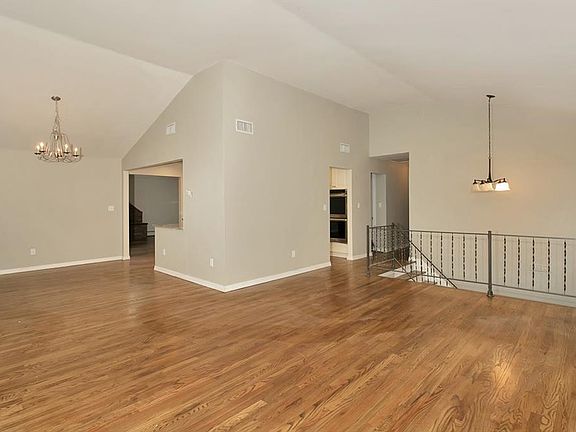2nd image of 201 Cardean Pl