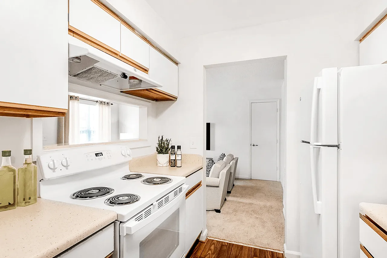 King's Ridge Apartments — Photo 4