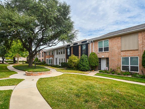 Notice the well manicured grounds and landscaping maintained by the HOA.