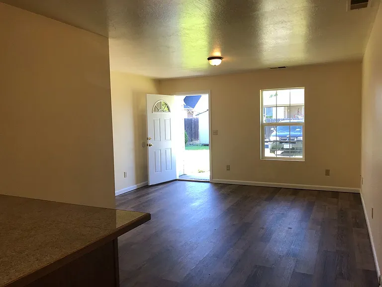 2 Bedroom 2 Bathroom Home — Photo 8