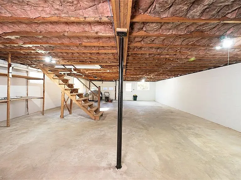 2400 Queen St — Photo 20