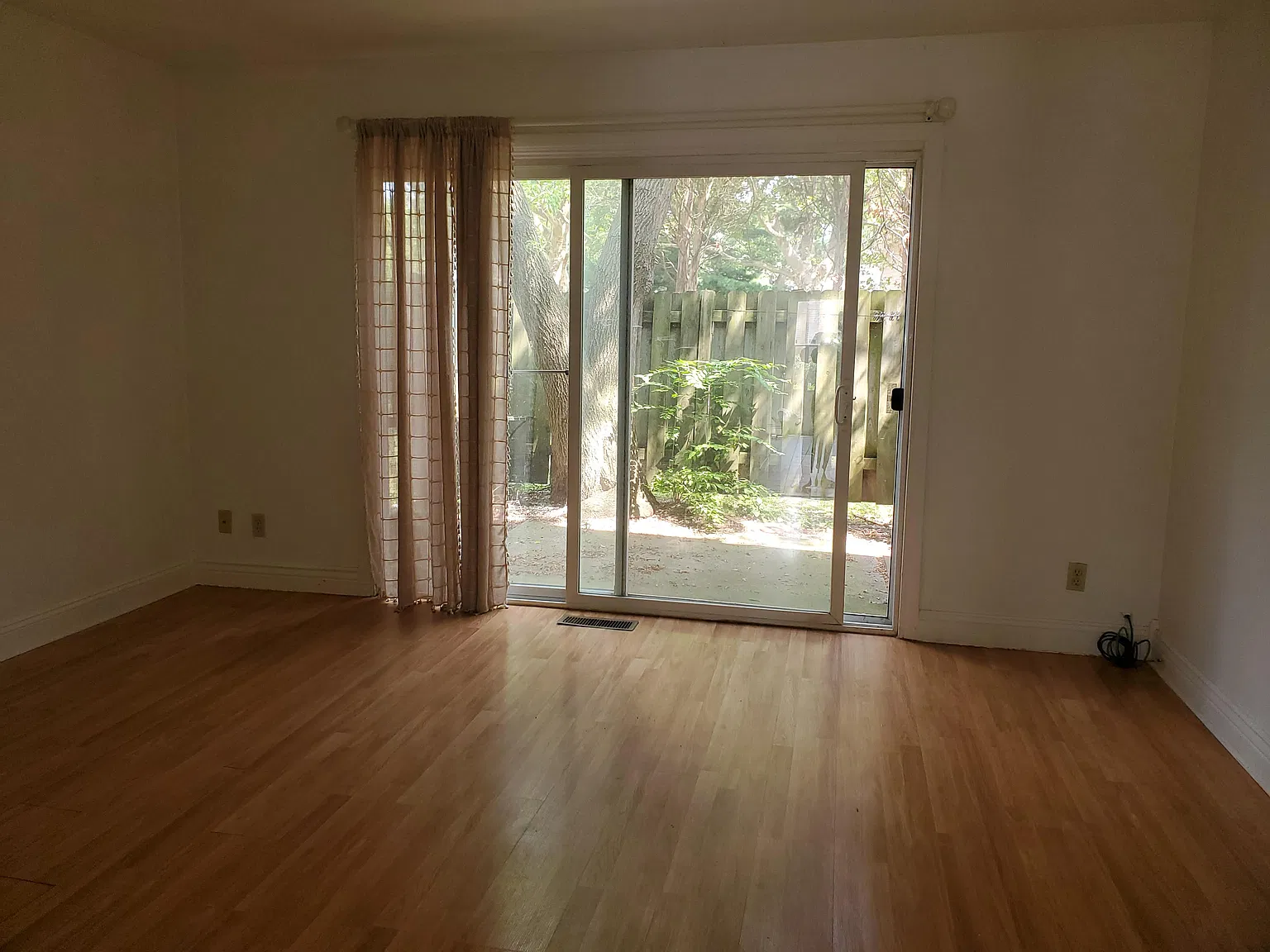 2 bed, 1.5 bath, 930 sqft, $995 — Photo 3