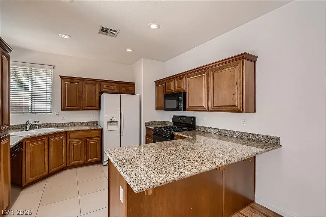 3 bed, 2.5 bath, 1735 sqft, $2,200 — Photo 3