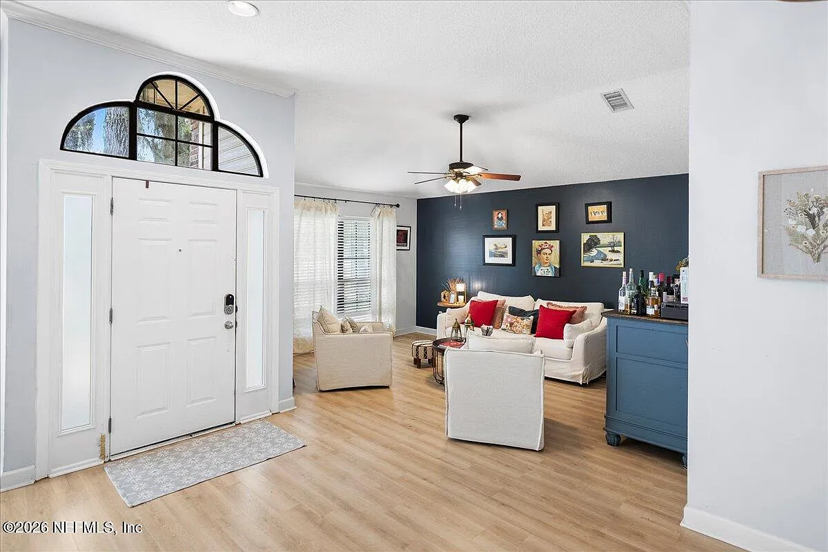4 bed, 2.0 bath, 2205 sqft, $2,600 — Photo 3