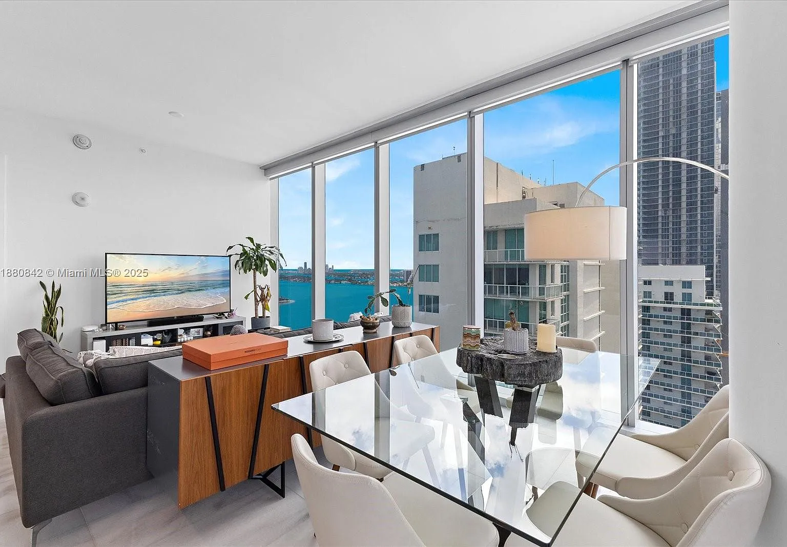 2 bed, 2.0 bath, 955 sqft, $8,500 — Photo 3