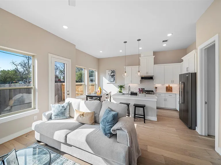 303 Queen Sude Ln — Photo 4