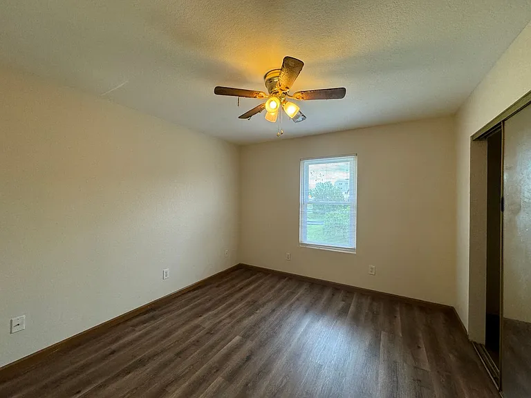 Kentwood Apartments — Photo 10
