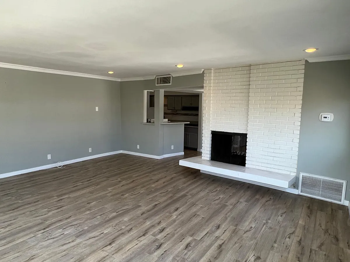Building Photo - 202 N Clark Dr #204
