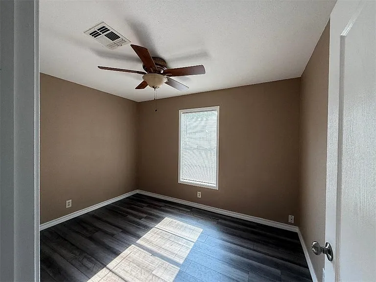 115 E Broadway St — Photo 11