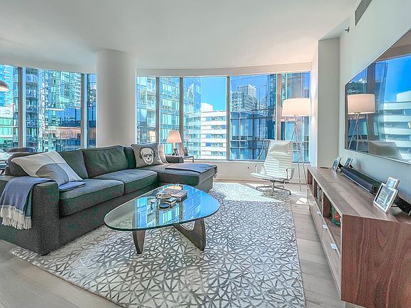 3rd image of 201 Folsom St APT 7E