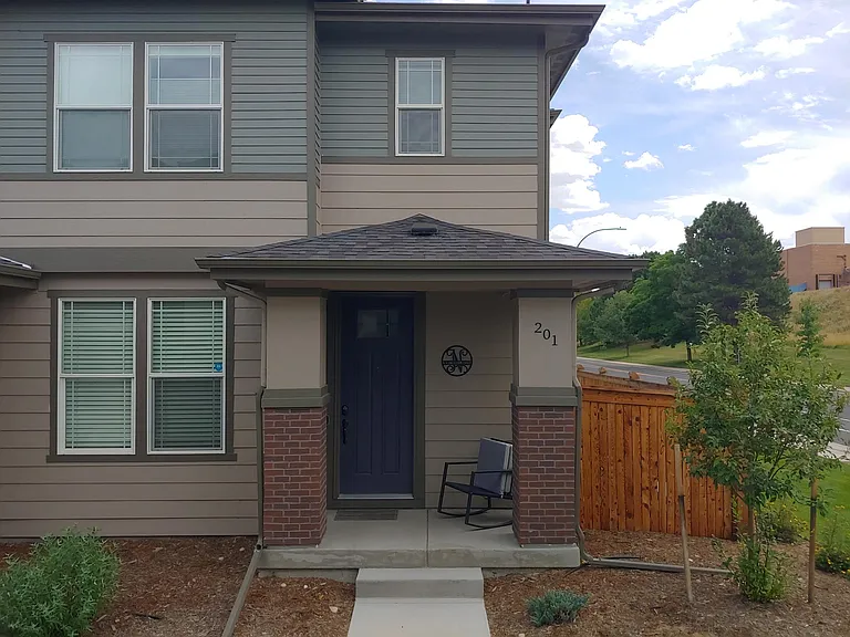 201 W Jamison Ct — Photo 2