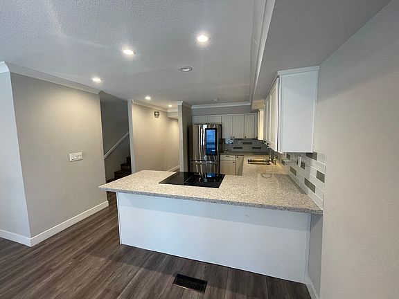 3rd image of 852 Edgehill Dr