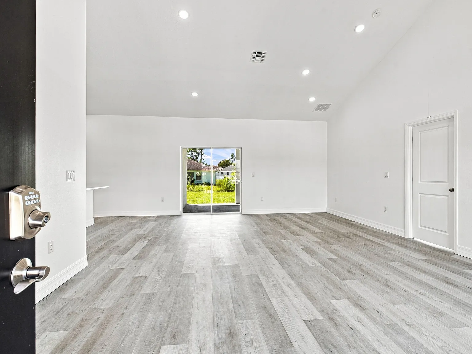 4 bed, 1660 sqft, $2,200 — Photo 3