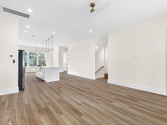 3rd image of 1606 Lauda Dr