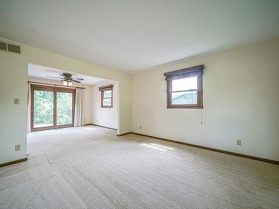 2nd image of 943 N Crest Ct