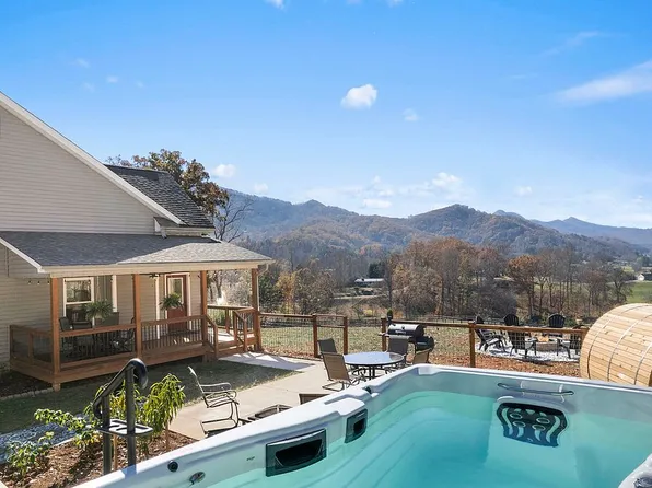 105 Peach Tree Valley Dr, Leicester, NC 28748