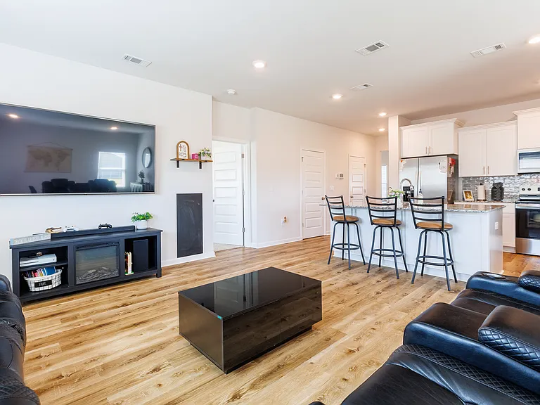 2082 Tottenham Dr — Photo 8
