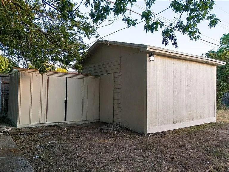 809 Shady Ln — Photo 17