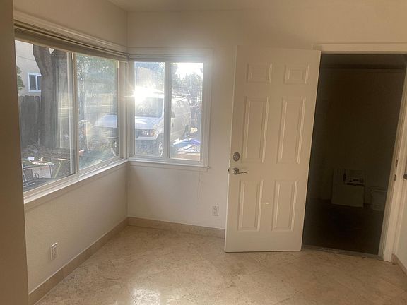 3rd image of 852 Park Dr APT B