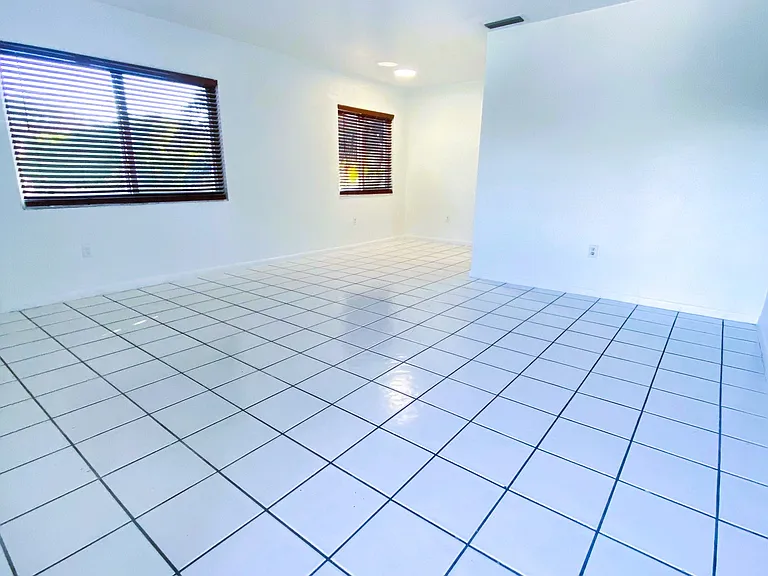 115 Bentley Dr #4 — Photo 3